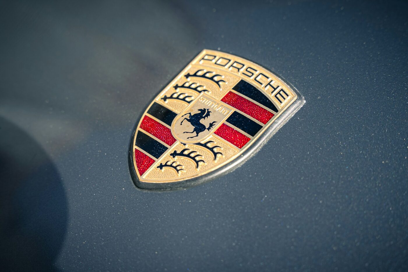 Nahaufnahme eines Porsche Emblems auf einem Auto