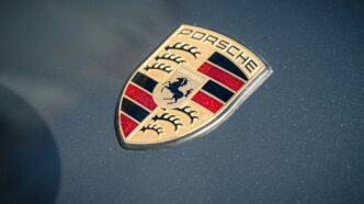 Nahaufnahme eines Porsche Emblems auf einem Auto