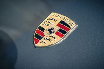 Nahaufnahme eines Porsche Emblems auf einem Auto