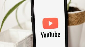 Ein Handy mit einem YouTube-Logo