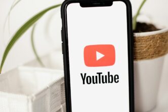 Ein Handy mit einem YouTube-Logo